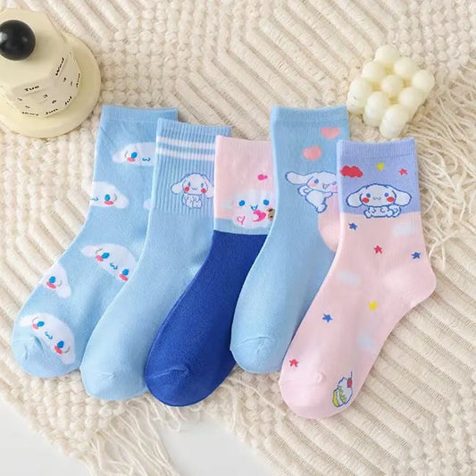des chaussettes toutes douces inspirés de Cinnamoroll, le petit chiot de Sanrio. Avec ces couleurs typiques : bleu pastel qui se marie parfaitement avec le rose, elles sont confortables et le design mignon de Cinnamoroll apporte la touche kawaii qu'il faut.