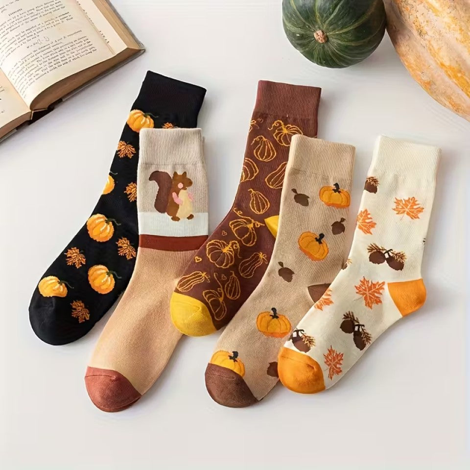 des chaussettes aux motifs de citrouilles, de glands et d'écureuils et aux couleurs automnales. Elles rappellent l'automne avec leurs couleurs chaudes.