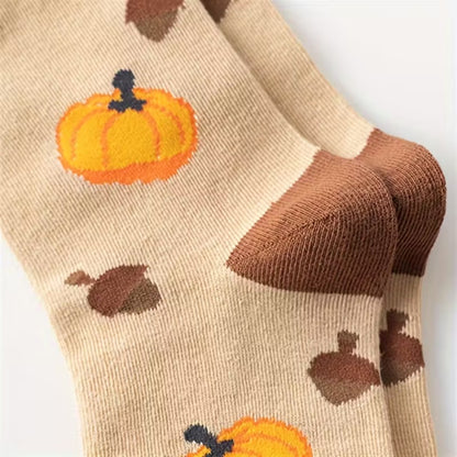 des chaussettes aux motifs de citrouilles, de glands et d'écureuils et aux couleurs automnales. Elles rappellent l'automne avec leurs couleurs chaudes.