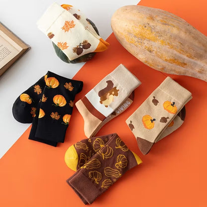 des chaussettes aux motifs de citrouilles, de glands et d'écureuils et aux couleurs automnales. Elles rappellent l'automne avec leurs couleurs chaudes.