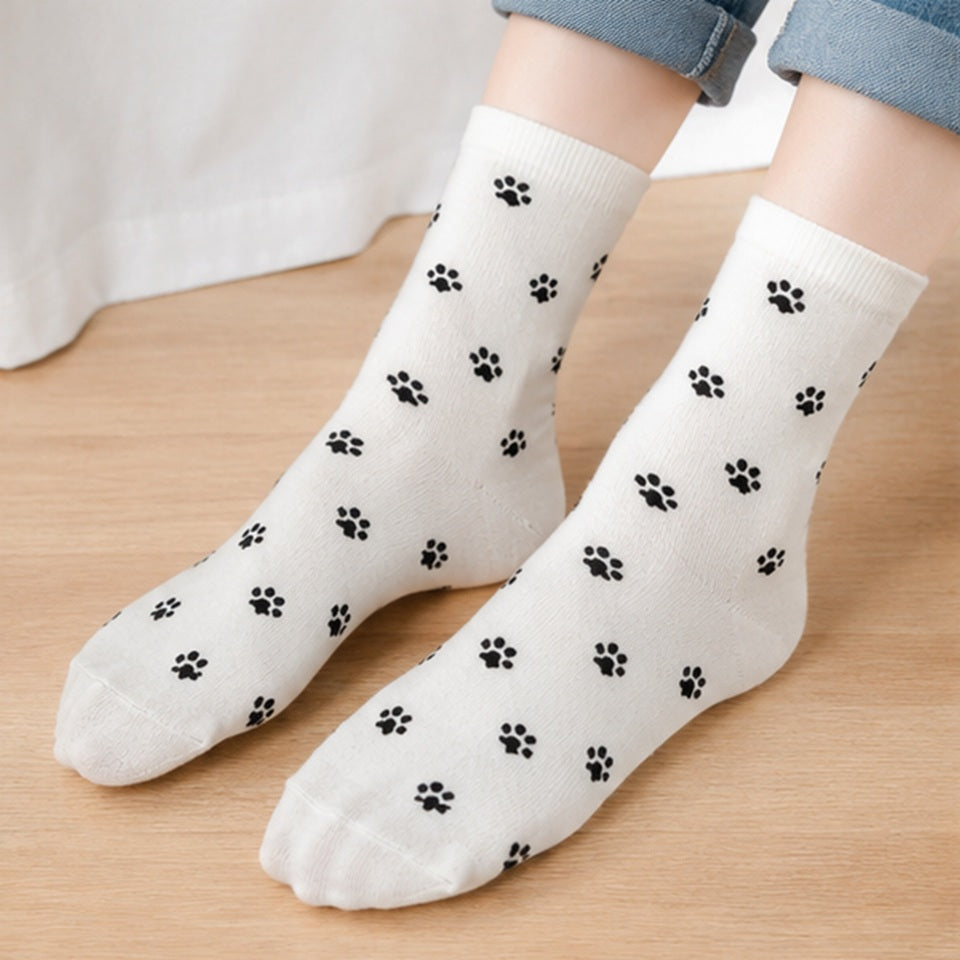des chaussettes toutes douces noires, grises et blanches au motif d'empreintes de pattes de chat toutes mignonnes