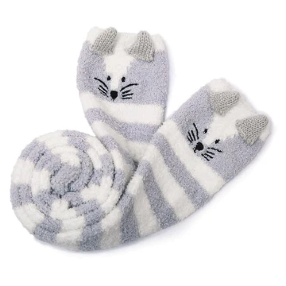 une paire de chaussettes hautes rayées grises et blanches en matière pilou toutes douces. Sur le haut des chaussettes est brodé un visage de chat avec ses moustaches et deux petites oreilles