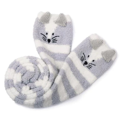 une paire de chaussettes hautes rayées grises et blanches en matière pilou toutes douces. Sur le haut des chaussettes est brodé un visage de chat avec ses moustaches et deux petites oreilles