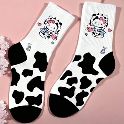 une paire de chaussettes hello kitty au motif de tache de vache noire et blanche. L'ensemble est ultra mignon et les chaussettes sont toutes douces.