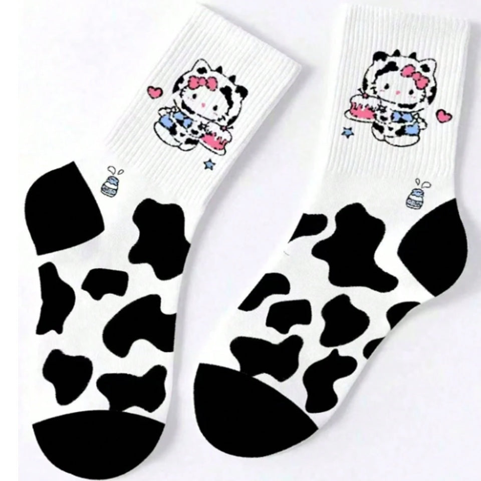 une paire de chaussettes hello kitty au motif de tache de vache noire et blanche. L'ensemble est ultra mignon et les chaussettes sont toutes douces.