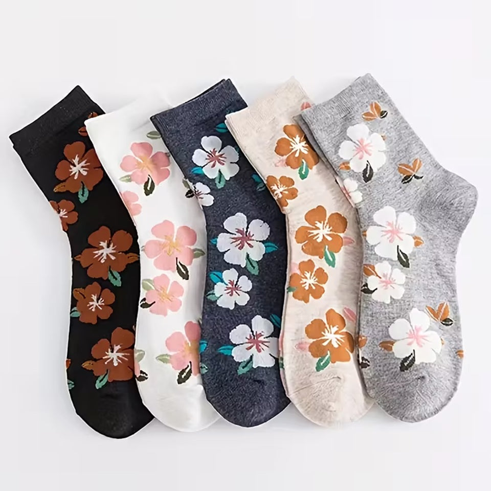 des chaussettes colorées au motif de fleurs d'hibiscus