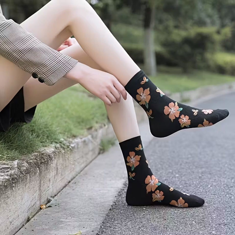 des chaussettes colorées au motif de fleurs d'hibiscus
