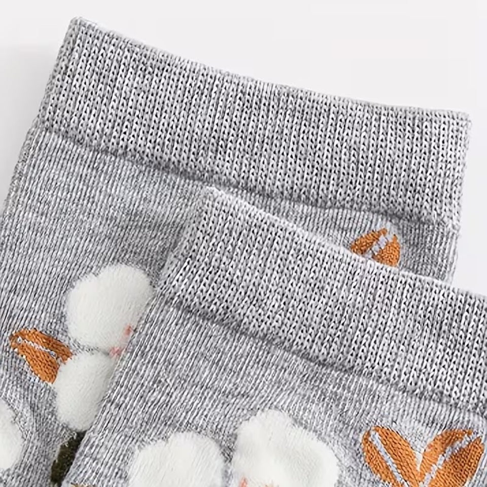 des chaussettes colorées au motif de fleurs d'hibiscus