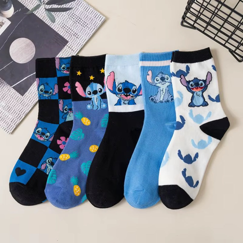 Des chaussettes inspirées par Stitch. Motif et couleurs de Stitch pour un look mignon, fun et coloré