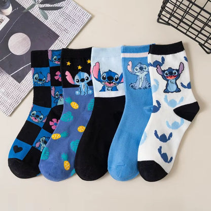 Des chaussettes inspirées par Stitch. Motif et couleurs de Stitch pour un look mignon, fun et coloré