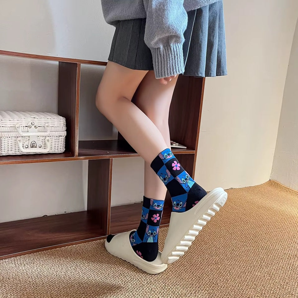 Des chaussettes inspirées par Stitch. Motif et couleurs de Stitch pour un look mignon, fun et coloré