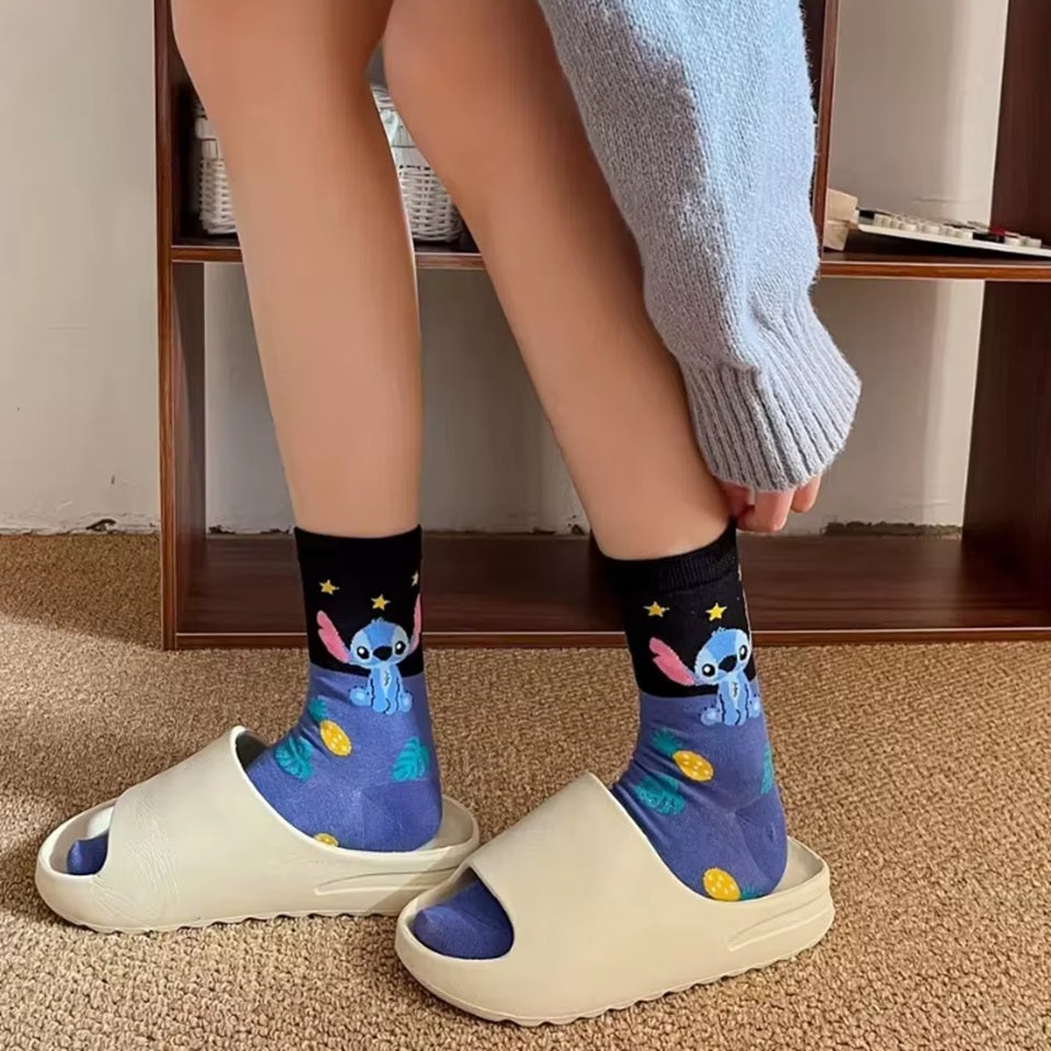 Des chaussettes inspirées par Stitch. Motif et couleurs de Stitch pour un look mignon, fun et coloré