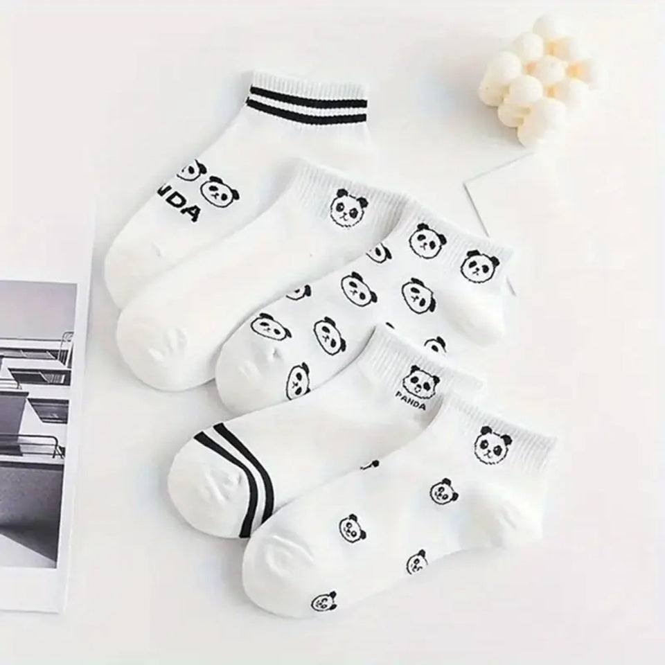 des chaussettes blanches au motif discret et mignon de tête de panda. En blanc et noir, elles sont de style minimaliste mais adorales.