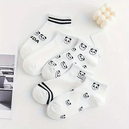 des chaussettes blanches au motif discret et mignon de tête de panda. En blanc et noir, elles sont de style minimaliste mais adorales.