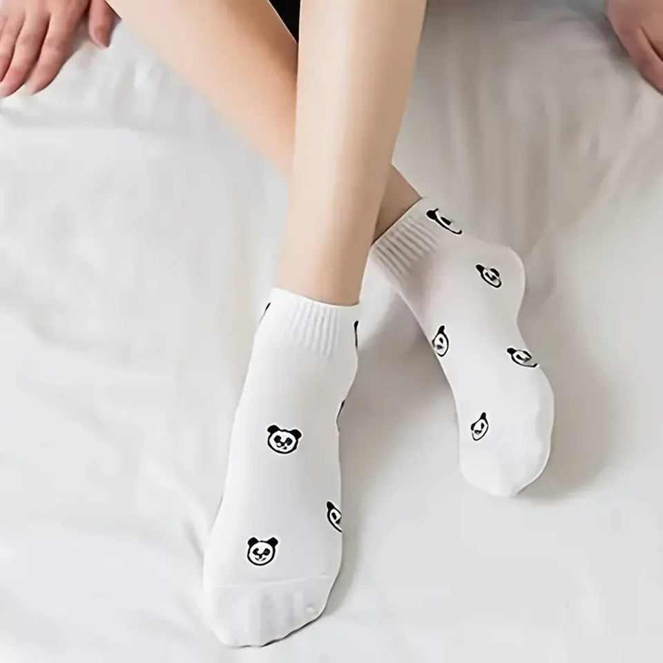 des chaussettes blanches au motif discret et mignon de tête de panda. En blanc et noir, elles sont de style minimaliste mais adorales.