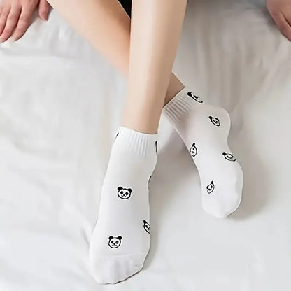 des chaussettes blanches au motif discret et mignon de tête de panda. En blanc et noir, elles sont de style minimaliste mais adorales.