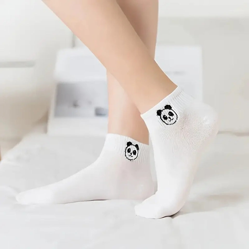 des chaussettes blanches au motif discret et mignon de tête de panda. En blanc et noir, elles sont de style minimaliste mais adorales.
