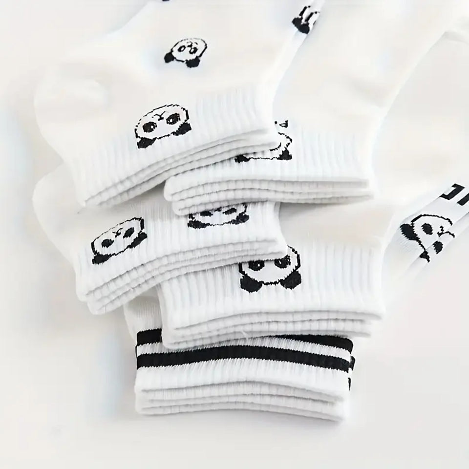 des chaussettes blanches au motif discret et mignon de tête de panda. En blanc et noir, elles sont de style minimaliste mais adorales.