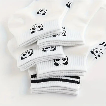 des chaussettes blanches au motif discret et mignon de tête de panda. En blanc et noir, elles sont de style minimaliste mais adorales.