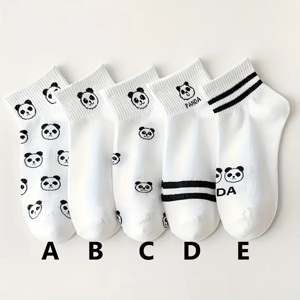 des chaussettes blanches au motif discret et mignon de tête de panda. En blanc et noir, elles sont de style minimaliste mais adorales.