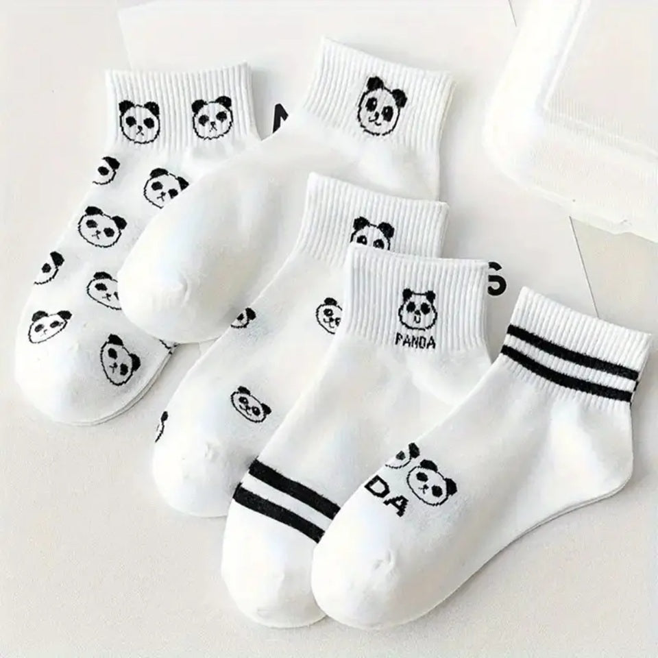 des chaussettes blanches au motif discret et mignon de tête de panda. En blanc et noir, elles sont de style minimaliste mais adorales.