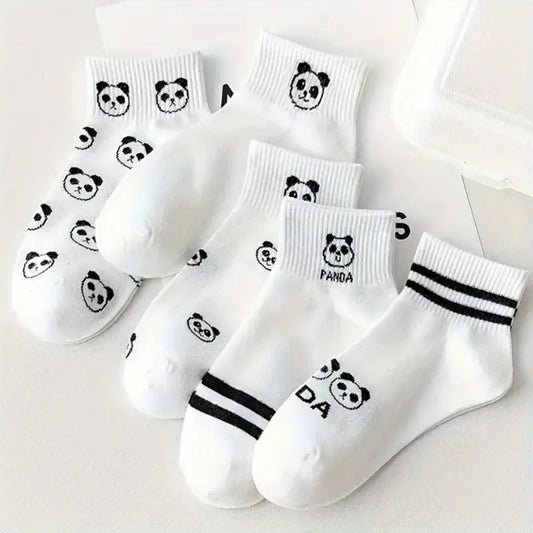 des chaussettes blanches au motif discret et mignon de tête de panda. En blanc et noir, elles sont de style minimaliste mais adorales.