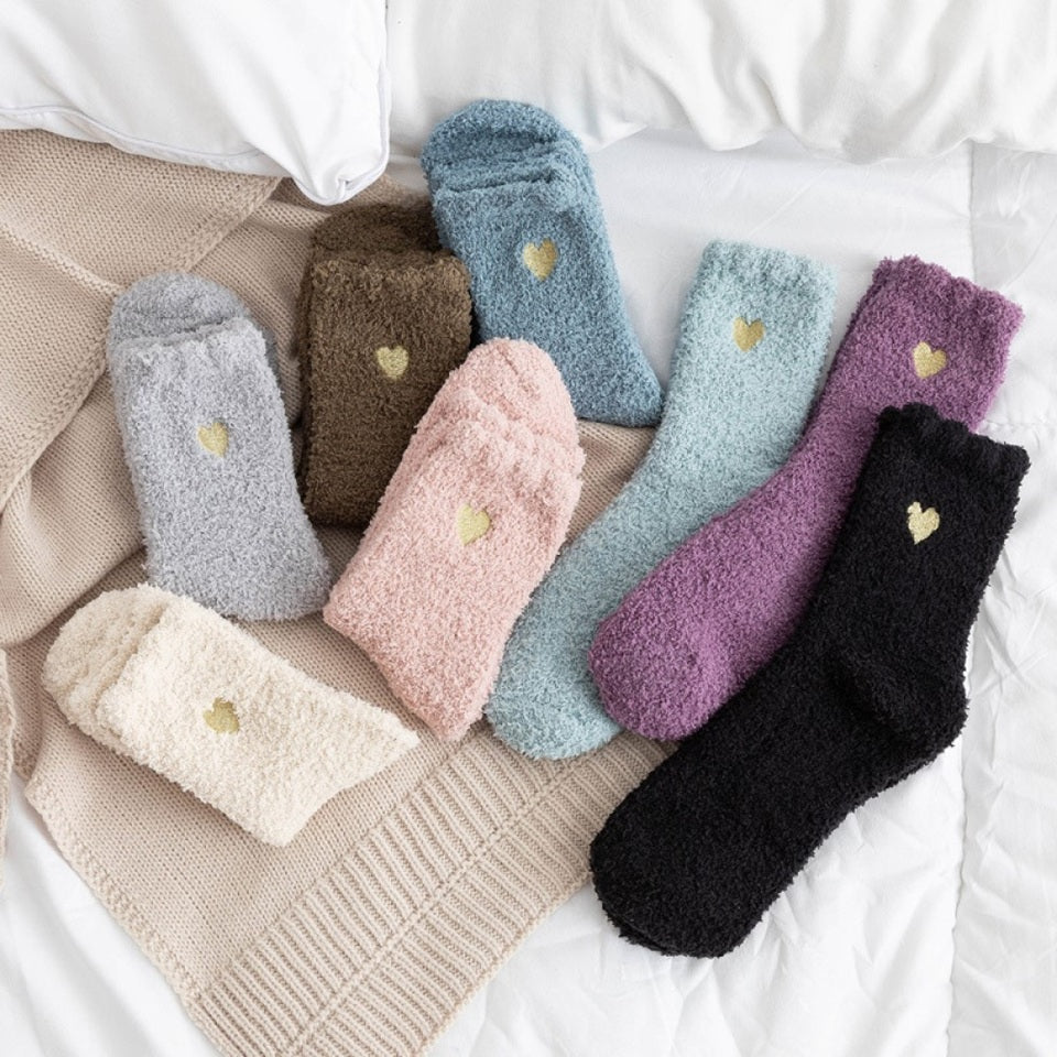 des chaussettes colorées en matière pilou ornées d'un joli petit coeur doré brodé : violet, noir, gris, marron, bleu, blanc, vert et rose