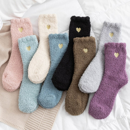 des chaussettes colorées en matière pilou ornées d'un joli petit coeur doré brodé : violet, noir, gris, marron, bleu, blanc, vert et rose