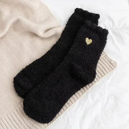 des chaussettes colorées en matière pilou ornées d'un joli petit coeur doré brodé : violet, noir, gris, marron, bleu, blanc, vert et rose
