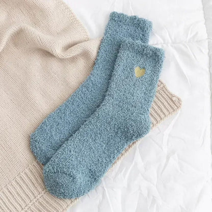 des chaussettes colorées en matière pilou ornées d'un joli petit coeur doré brodé : violet, noir, gris, marron, bleu, blanc, vert et rose