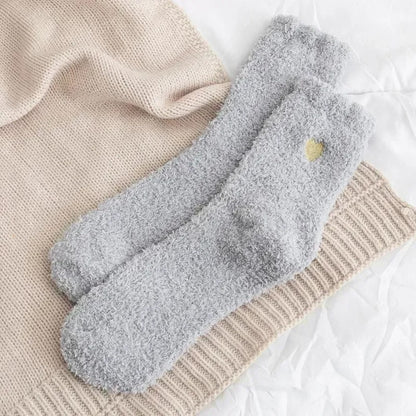 des chaussettes colorées en matière pilou ornées d'un joli petit coeur doré brodé : violet, noir, gris, marron, bleu, blanc, vert et rose