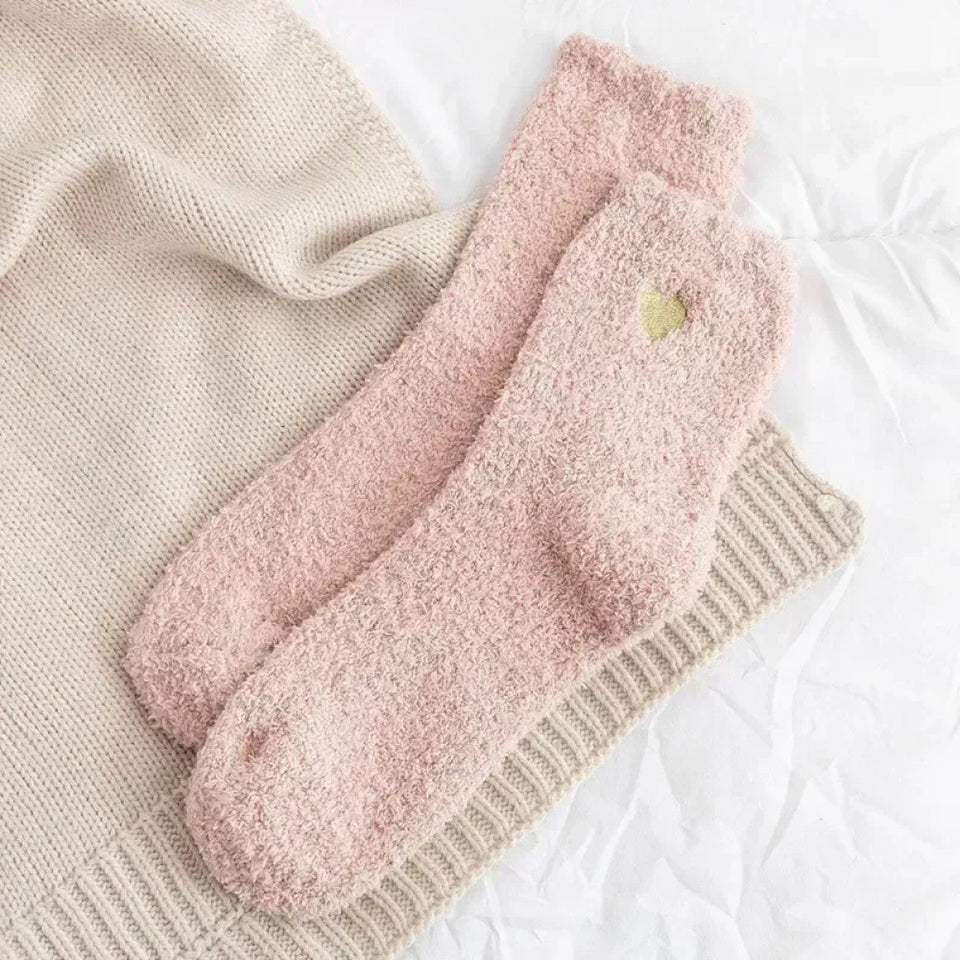 des chaussettes colorées en matière pilou ornées d'un joli petit coeur doré brodé : violet, noir, gris, marron, bleu, blanc, vert et rose
