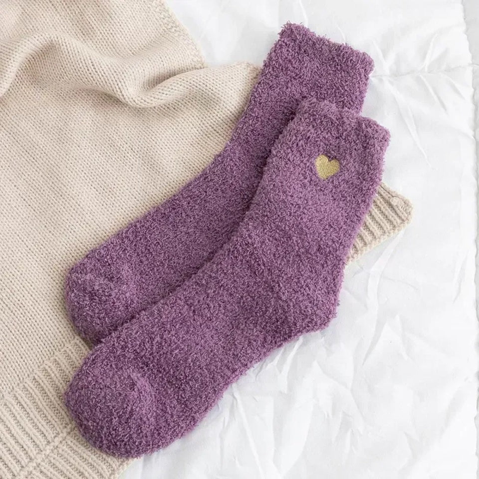 des chaussettes colorées en matière pilou ornées d'un joli petit coeur doré brodé : violet, noir, gris, marron, bleu, blanc, vert et rose