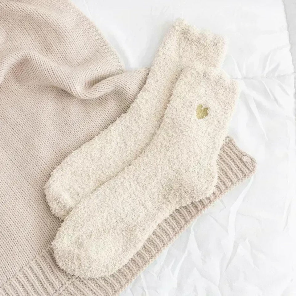 des chaussettes colorées en matière pilou ornées d'un joli petit coeur doré brodé : violet, noir, gris, marron, bleu, blanc, vert et rose