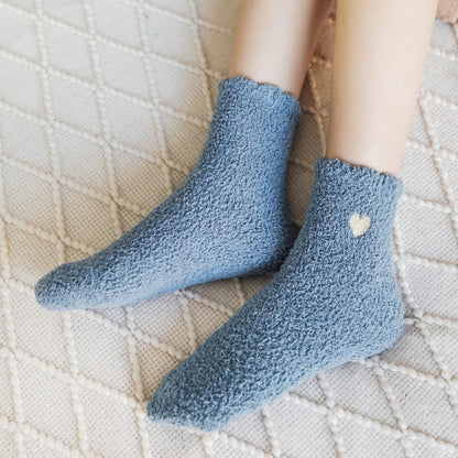 des chaussettes colorées en matière pilou ornées d'un joli petit coeur doré brodé : violet, noir, gris, marron, bleu, blanc, vert et rose