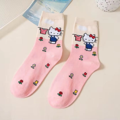 Lot de chaussettes Sanrio colorées et douces représentant les personnages Hello Kitty, Kuromi, My Melody, Cinnamoroll et Pompompurin sur fond pastel. Chaussettes confortables au style kawaii pour le quotidien.