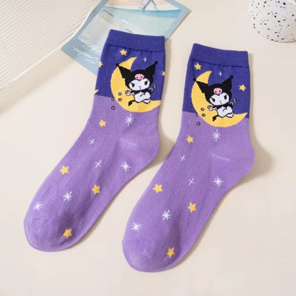 Lot de chaussettes Sanrio colorées et douces représentant les personnages Hello Kitty, Kuromi, My Melody, Cinnamoroll et Pompompurin sur fond pastel. Chaussettes confortables au style kawaii pour le quotidien.