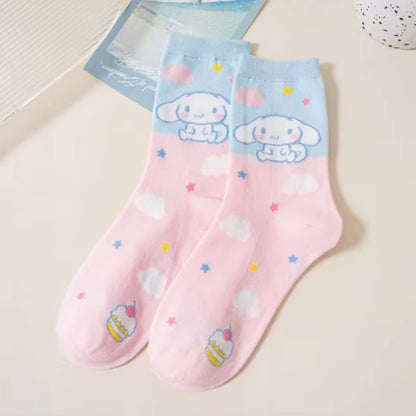 Lot de chaussettes Sanrio colorées et douces représentant les personnages Hello Kitty, Kuromi, My Melody, Cinnamoroll et Pompompurin sur fond pastel. Chaussettes confortables au style kawaii pour le quotidien.
