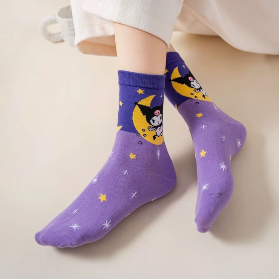 Lot de chaussettes Sanrio colorées et douces représentant les personnages Hello Kitty, Kuromi, My Melody, Cinnamoroll et Pompompurin sur fond pastel. Chaussettes confortables au style kawaii pour le quotidien.