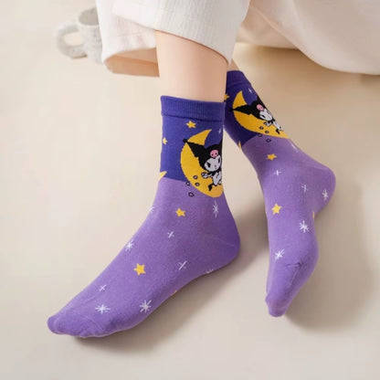 Lot de chaussettes Sanrio colorées et douces représentant les personnages Hello Kitty, Kuromi, My Melody, Cinnamoroll et Pompompurin sur fond pastel. Chaussettes confortables au style kawaii pour le quotidien.