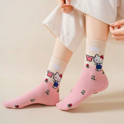 Lot de chaussettes Sanrio colorées et douces représentant les personnages Hello Kitty, Kuromi, My Melody, Cinnamoroll et Pompompurin sur fond pastel. Chaussettes confortables au style kawaii pour le quotidien.