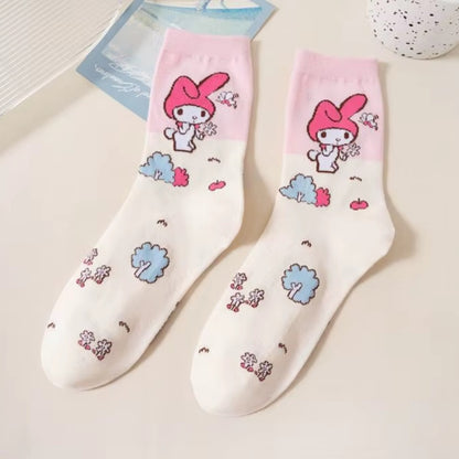 Lot de chaussettes Sanrio colorées et douces représentant les personnages Hello Kitty, Kuromi, My Melody, Cinnamoroll et Pompompurin sur fond pastel. Chaussettes confortables au style kawaii pour le quotidien.