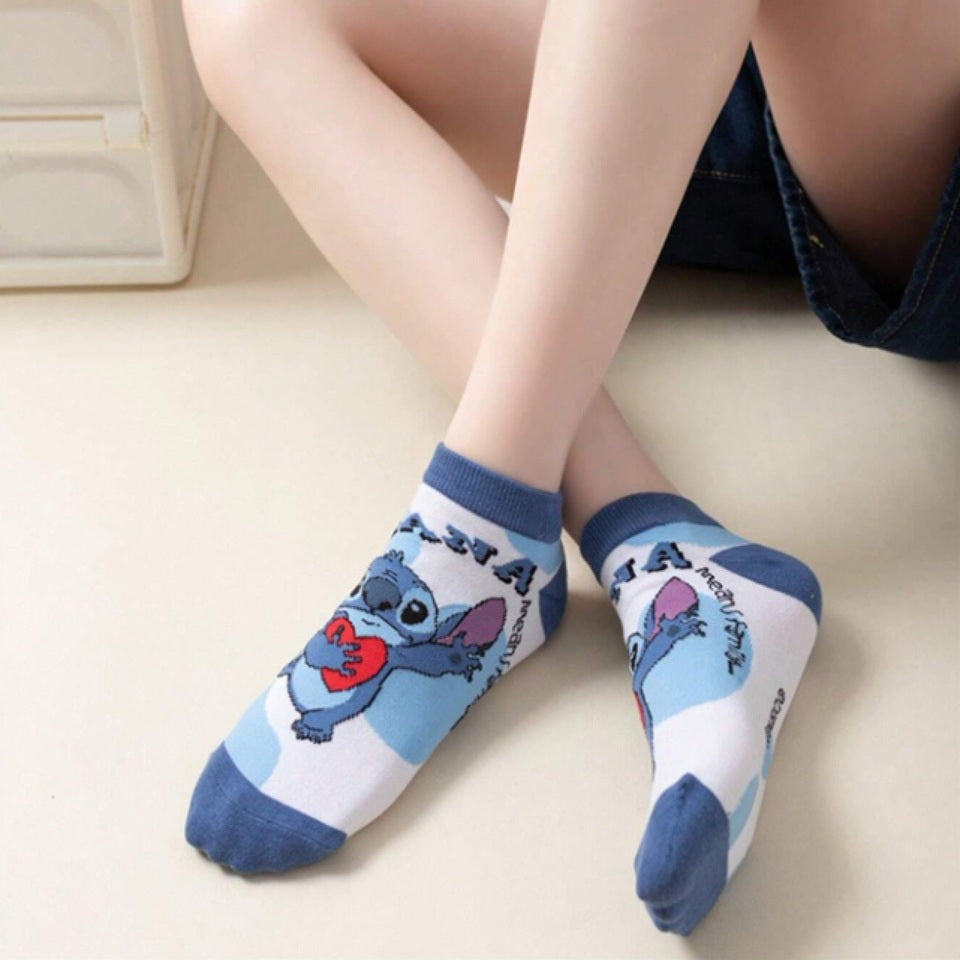 des chaussettes taille unique au design inspiré de Stitch de Lilo et Stitch.Dans les tons bleus, bancs et noirs, ces chaussettes sont toutes douces et on retrouve Stitch dans différentes poses et expressions toutes mignonnes.