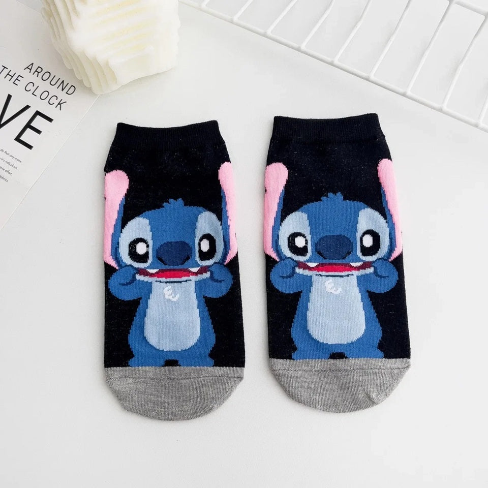 des chaussettes taille unique au design inspiré de Stitch de Lilo et Stitch.Dans les tons bleus, bancs et noirs, ces chaussettes sont toutes douces et on retrouve Stitch dans différentes poses et expressions toutes mignonnes.