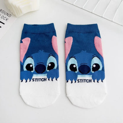 des chaussettes taille unique au design inspiré de Stitch de Lilo et Stitch.Dans les tons bleus, bancs et noirs, ces chaussettes sont toutes douces et on retrouve Stitch dans différentes poses et expressions toutes mignonnes.