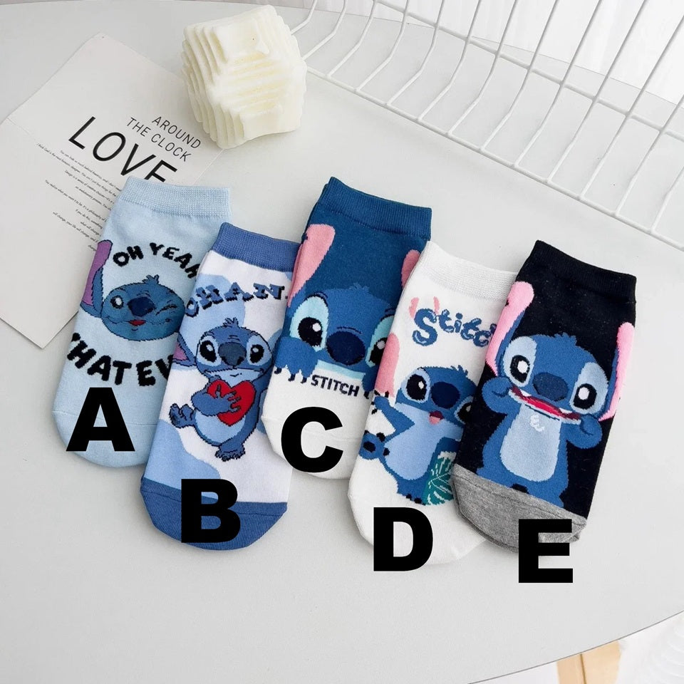 des chaussettes taille unique au design inspiré de Stitch de Lilo et Stitch.Dans les tons bleus, bancs et noirs, ces chaussettes sont toutes douces et on retrouve Stitch dans différentes poses et expressions toutes mignonnes.