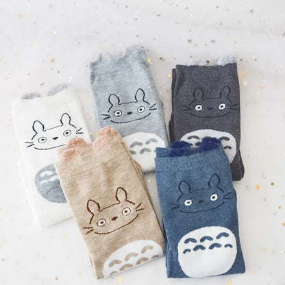 des chaussettes en coton toutes douces et mignonnes inspirées du personnage Totoro du film Mon voisin Totoro. Elles reprennent le design de ce personnage si charismatique et tendre. Retrouvez les chaussettes en coloris blanc, brun, bleu et gris.