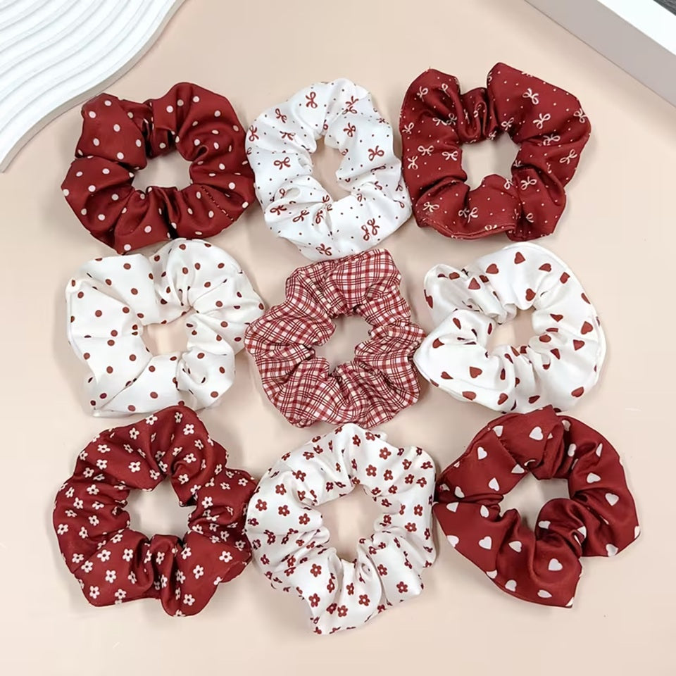 Présentation de chouchous cheveux rouges et blancs, avec plusieurs motifs comme des pois, coeurs, des rubans, des noeuds et des lignes pour un style élégant et kawaii.