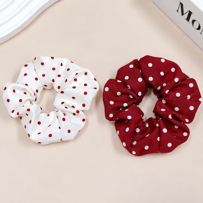 Chouchous cheveux à pois rouges et blancs, avec un modèle blanc à pois rouges et un modèle bordeaux à pois blancs, au style élégant et kawaii.
