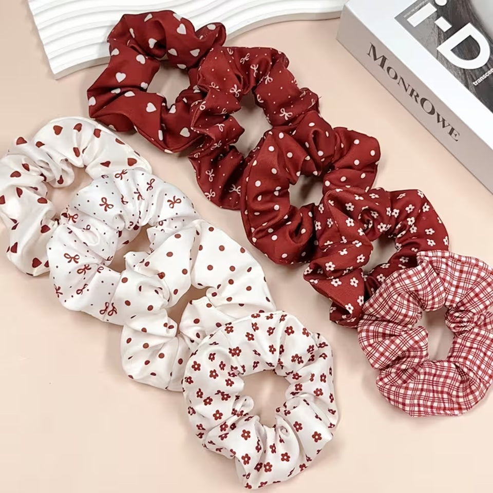 Présentation de chouchous cheveux rouges et blancs, avec plusieurs motifs comme des pois, coeurs, des rubans, des noeuds et des lignes pour un style élégant et kawaii.